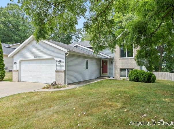 1563 Amberly Drive SE, Grand Rapids, MI 49508