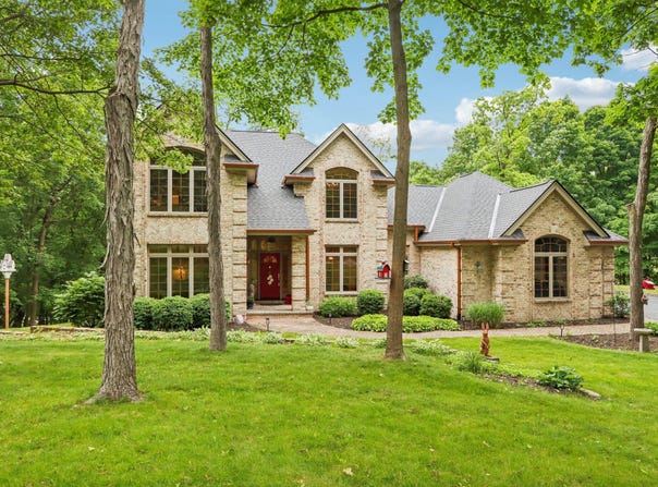 W332s9291 Red Brae Dr, Mukwonago, WI 53149