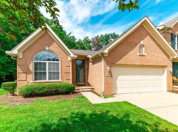23706 W West Lake Circle, Brownstown, MI 48183