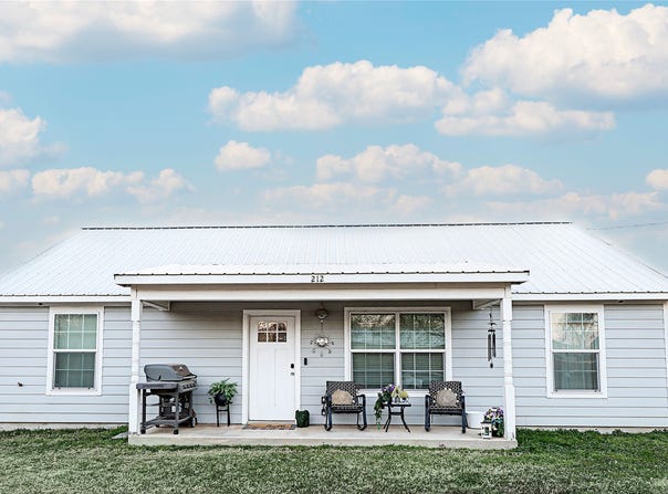 212 E Clay Street, Bowie, TX 76230