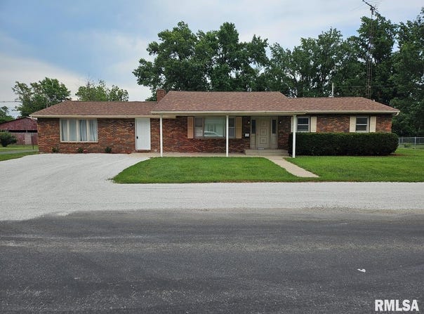 727 JOHNSON Street, Carlinville, IL 62626