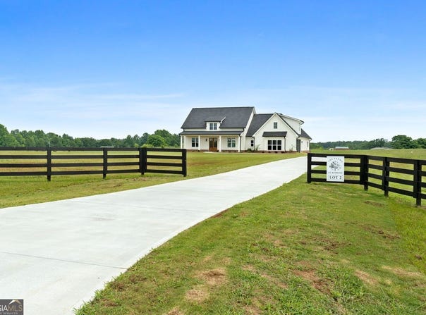 284 Community House, Barnesville, GA 30204
