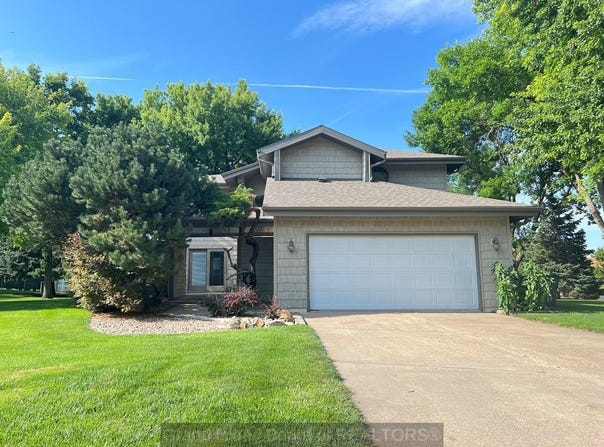 602 Dockside Cv, Hastings, NE 68901