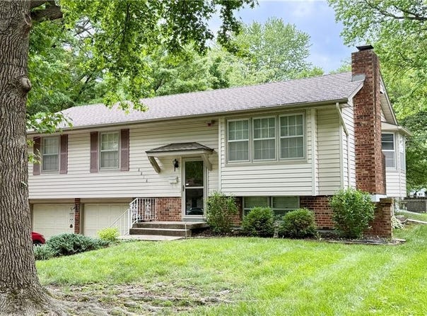 8818 Crescent Avenue, Kansas City, MO 64138