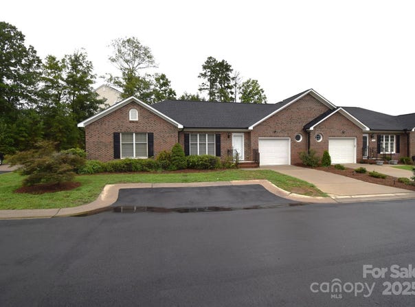 542 Queen Brogan Court, Gastonia, NC 28054