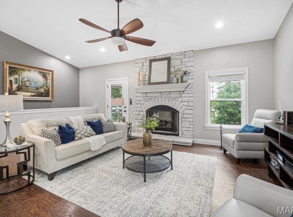 1042 Windsor Crest Court, St Peters, MO 63376