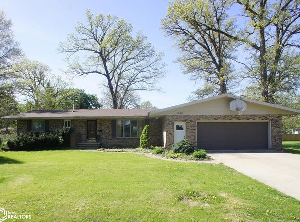 608 Oak Park Drive, Webster City, IA 50595