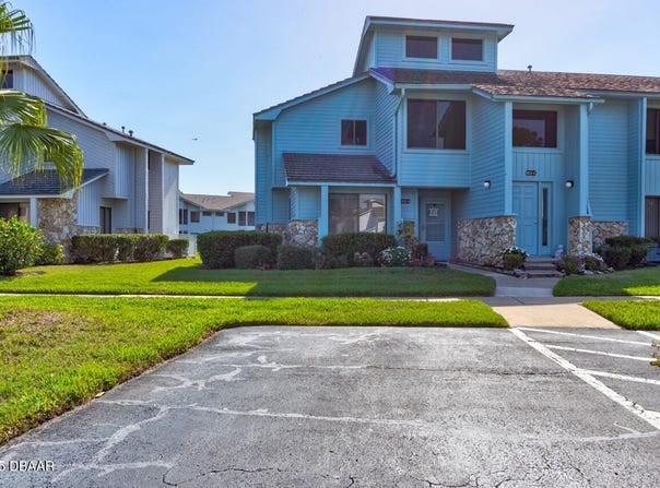 102 Blue Heron Drive, Daytona Beach, FL 32119