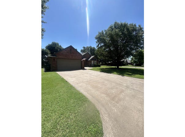 1001 Quail Ridge, Enid, OK 73703-2852
