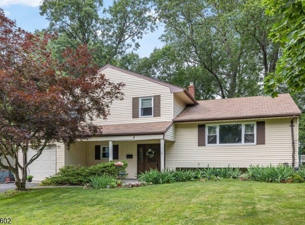 8 Berkeley Ter, Livingston Twp., NJ 07039-3912