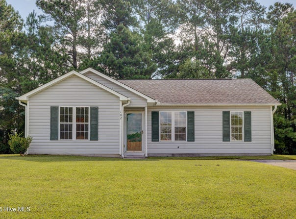 102 Willowbend Drive, Burgaw, NC 28425