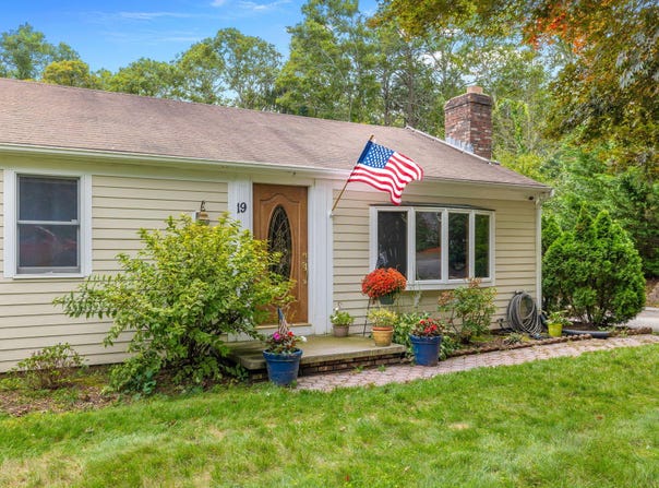 19 Essex Road, Mashpee, MA 02649