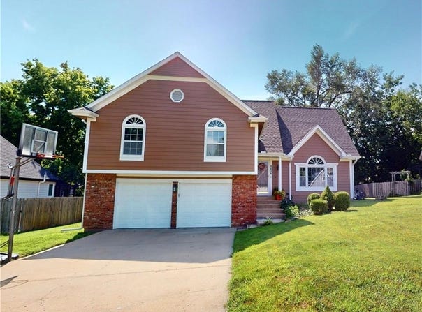 8626 Oakview Drive, Lenexa, KS 66215