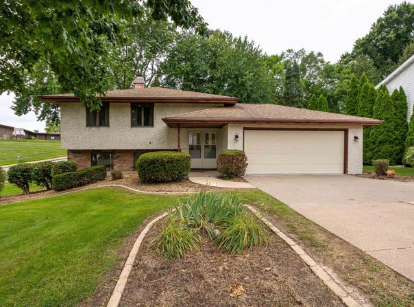 2905 Wilderness, Dubuque, IA 52001