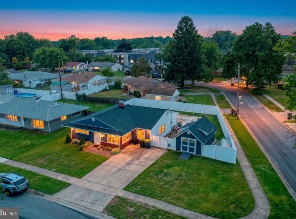 2 MEADOW LN, NEWARK, DE 19713