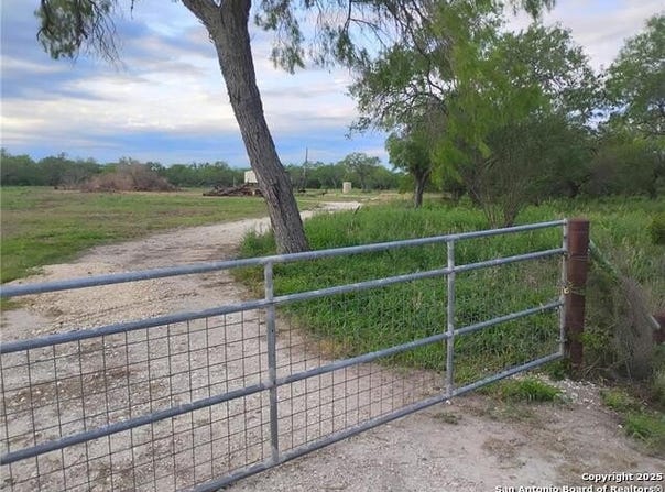 111 Deer Run Cir, George West, TX 78022