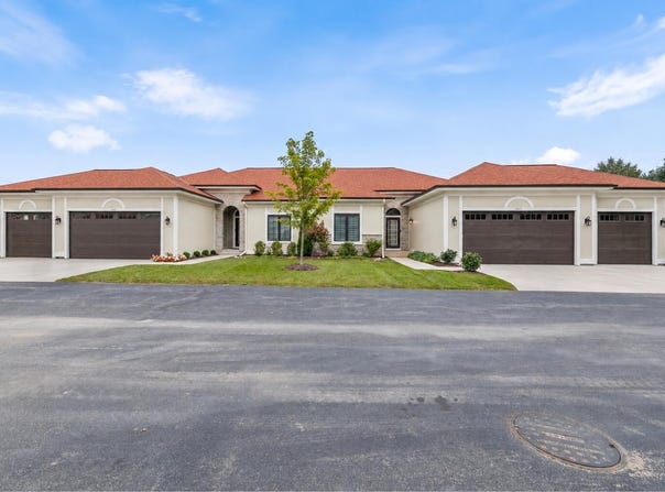 1611 Vico Pass, Oconomowoc, WI 53066