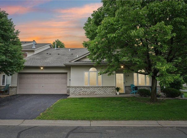 1118 Crystal Place W, Chaska, MN 55318