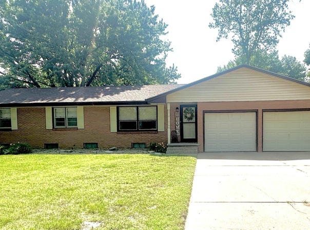 2115 Wayside Ln, Hutchinson, KS 67502