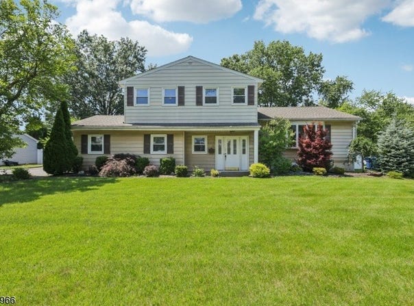 132 Dorset Dr, Clark Twp., NJ 07066-3023