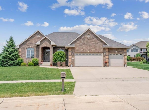 4032 Wynnewood Drive, Cedar Falls, IA 50613