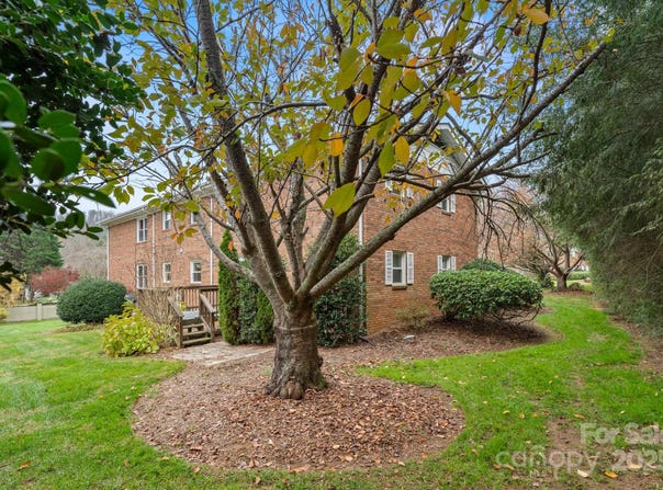 27 Capri Lane, Hendersonville, NC 28791