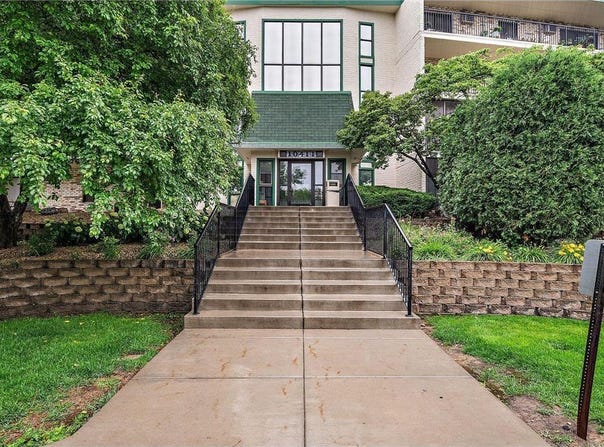 10411 Cedar Lake Road, Minnetonka, MN 55305