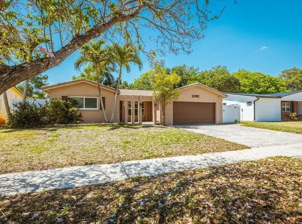 10460 NW 2nd Ct, Plantation, FL 33324