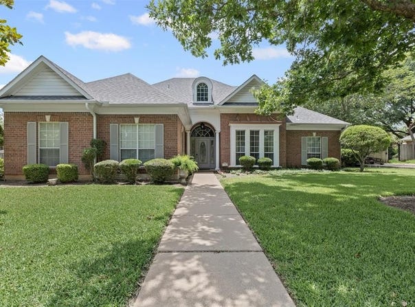1104 Cherrywood Drive, Cleburne, TX 76033