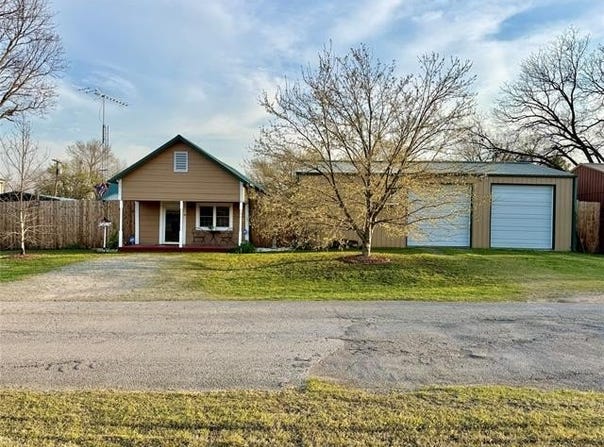 207 E Smith Street, Henryetta, OK 74437