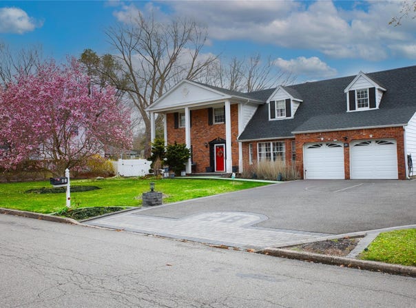 28 Winfield Davis Drive, Coram, NY 11727