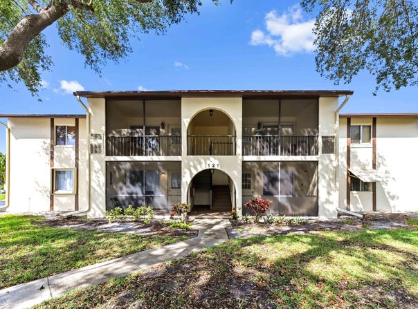 121 Lake Pine Circle, Greenacres, FL 33463