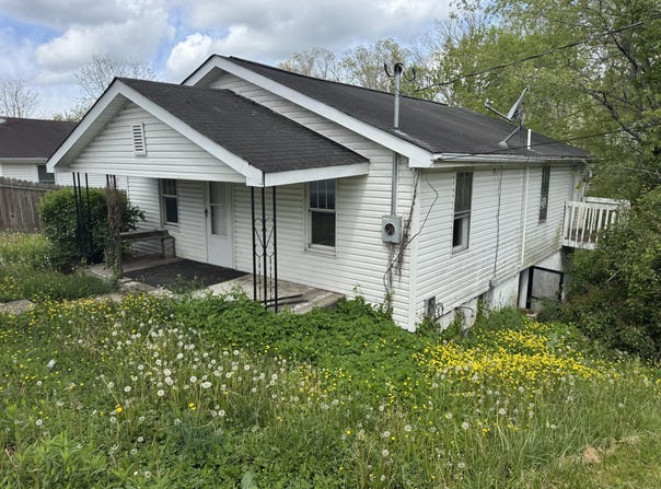 267 Deem St, Sophia, WV 25921