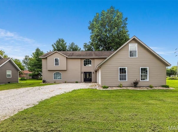 1002 E Mill Street, Staunton, IL 62088