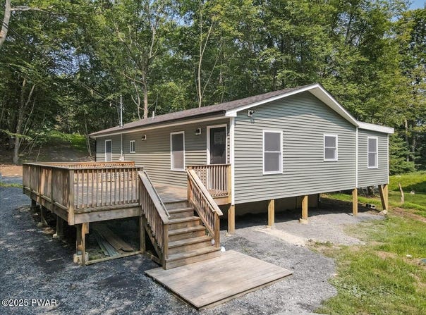 106 Edgewater Drive, Dingmans Ferry, PA 18328