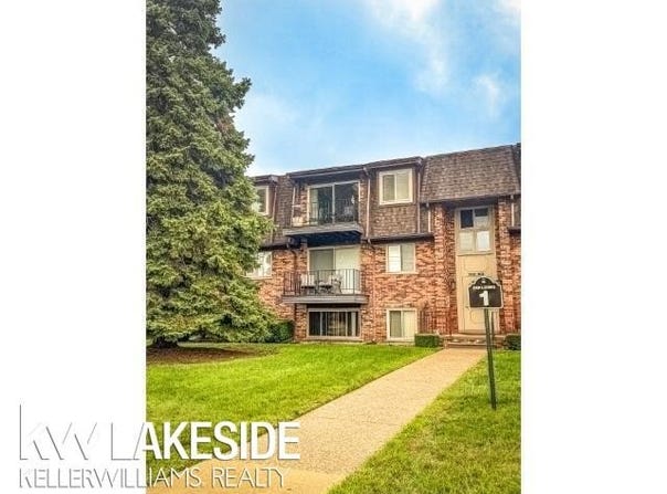 104 Riviera Drive, Saint Clair Shores, MI 48080