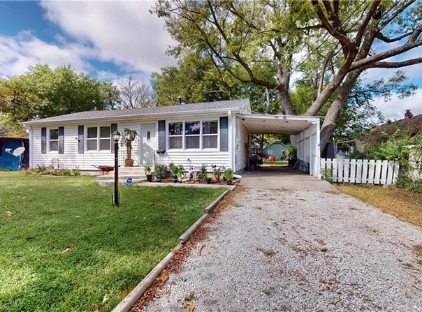811 N Oak Street, Nevada, MO 64772