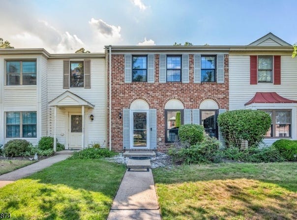 83 Pear Tree Ln, Franklin Twp., NJ 08823-1412