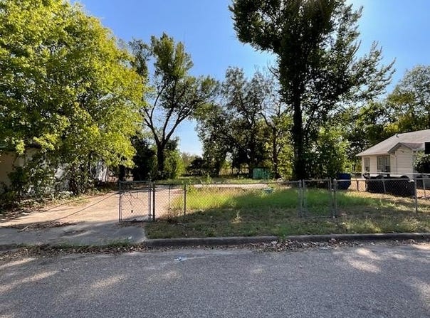 1005 W 8th St, Cameron, TX 76520