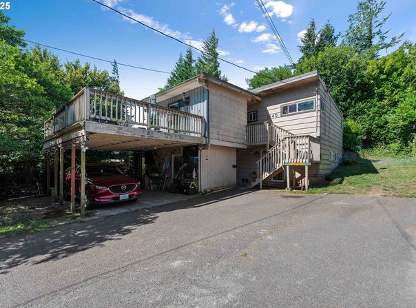 1140 OCEAN CT, Coos Bay, OR 97420