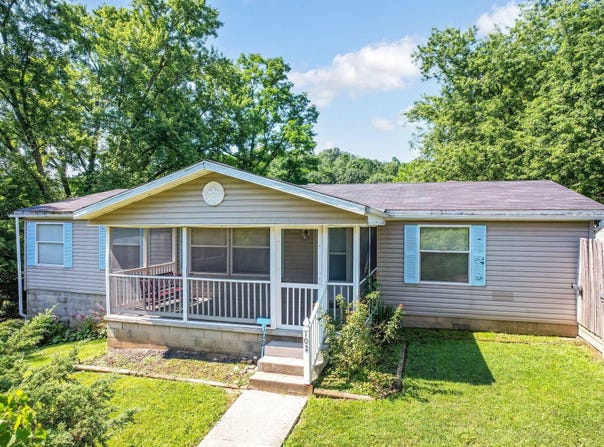 102 W Ewing Street, New Straitsville, OH 43766