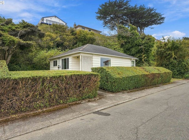 325 1ST St SW, Bandon, OR 97411