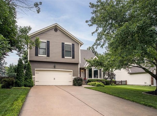 1722 NE Duchess Drive, Lee's Summit, MO 64086