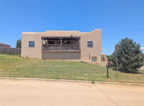 1405 Redstone Drive, Clinton, OK 73601