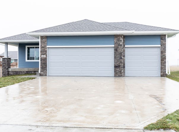402 NE Madison Avenue, Elkhart, IA 50073