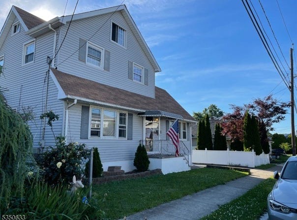 100 Parkview Ave, Elmwood Park Boro, NJ 07407-1826