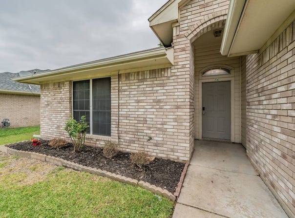 137 Roberts Dr, Saginaw, TX 76179