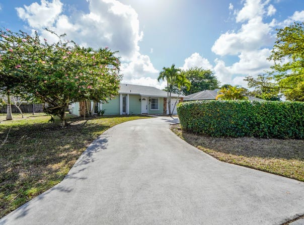 120 Swan Parkway W, Royal Palm Beach, FL 33411