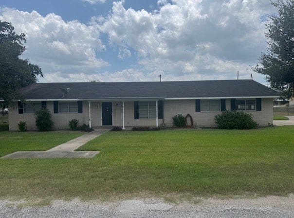 1005 Bowie, George West, TX 78022