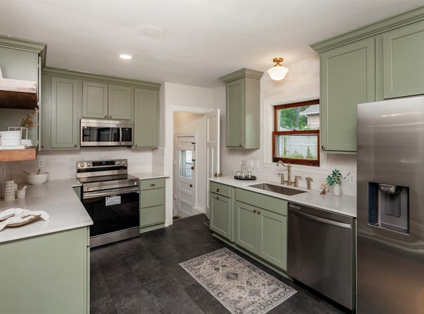 16 E Leach Avenue, Des Moines, IA 50315
